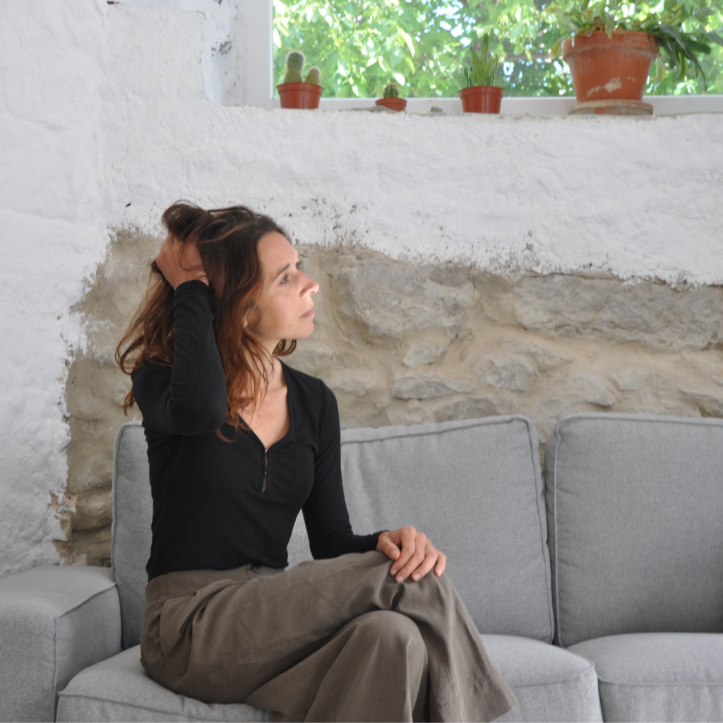 Nachdenkliche Frau auf der Couch – Gedanken zur eigenen Bestattung