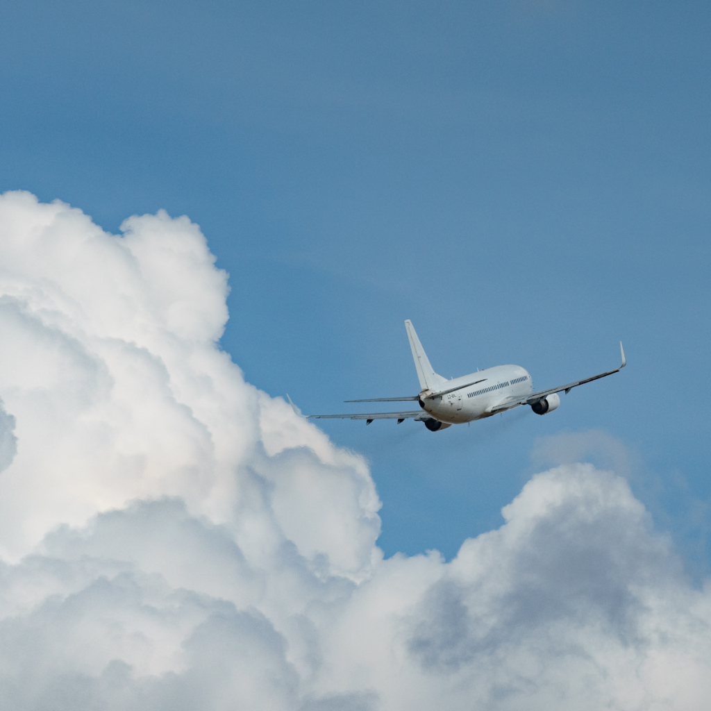 Flugzeug fliegend blauer Himmel und Wolken