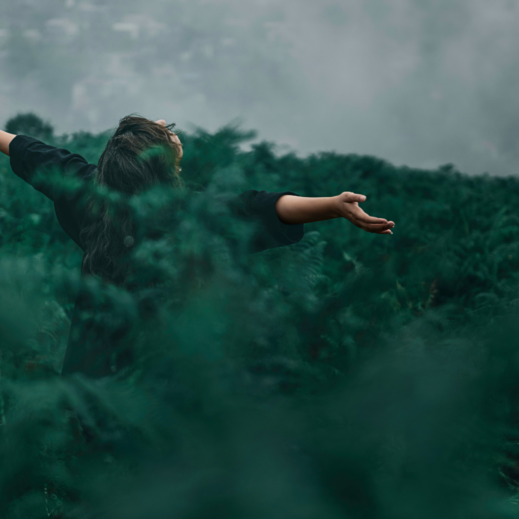 Person im Wald frei